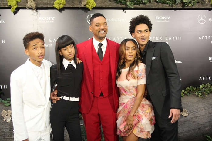 101565449_large_smithfamilypremiere30may1301
