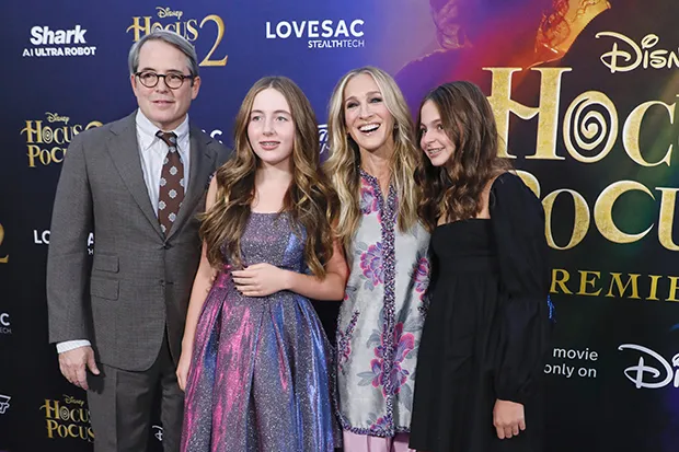 sarah-jessica-parker-with-family-at-hocus-pocus-premiere-ss-embed1