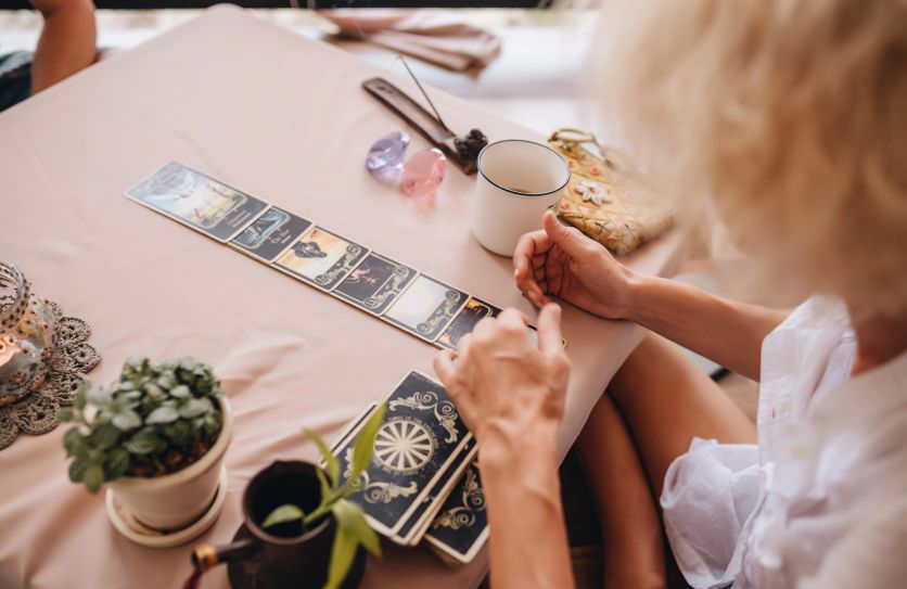 Таро розклад на жовтень 2025: прогноз для кожного знаку Зодіаку