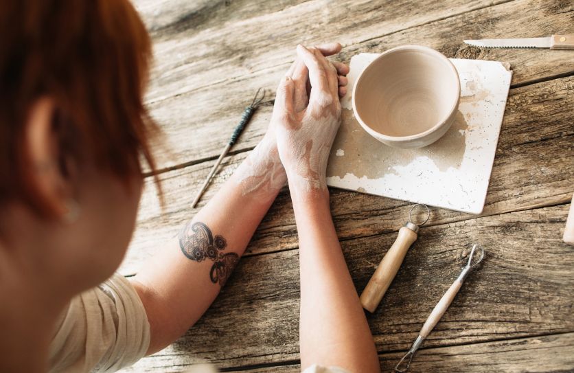 Глина, которая лечит тишиной: как простой прикосновение помогает восстанавливать равновесие