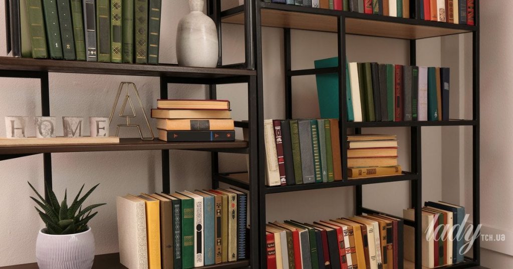 Як стильно оформити полиці у вітальні — корисні поради