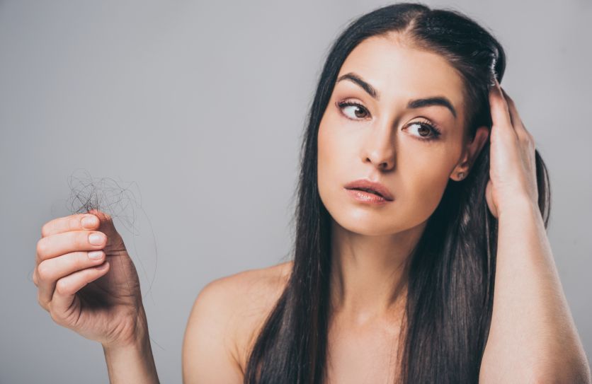 Випадіння волосся у жінок: що робити для зміцнення коріння